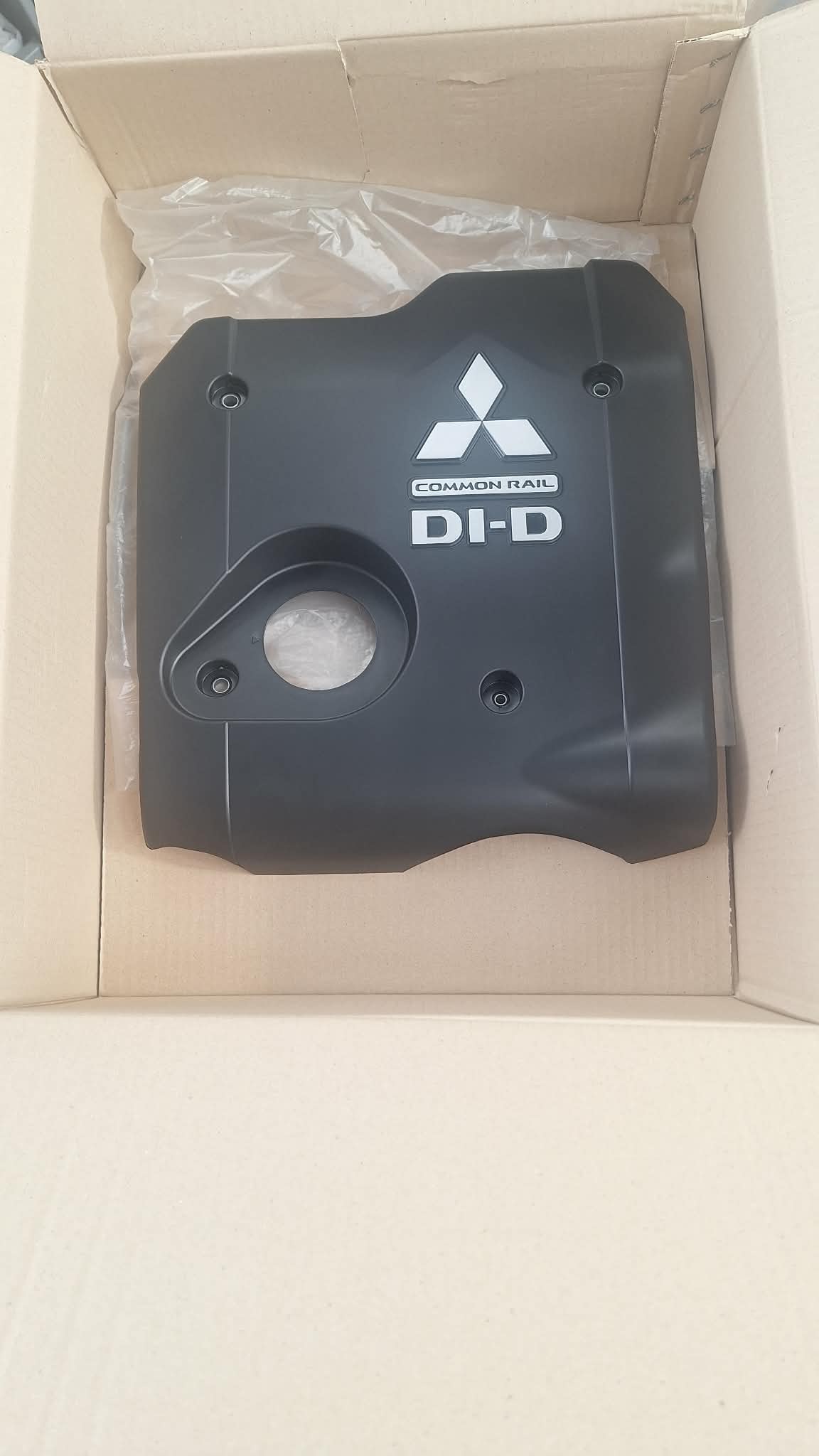 MN171914 L200 MOTOR ÜST PLASTİĞİ 07-15